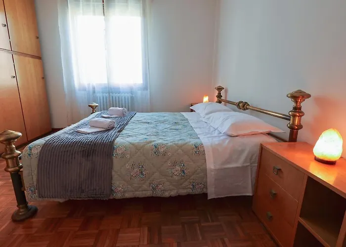 Vicino L'ospedale Con Parcheggio Gratuito Μόντενα