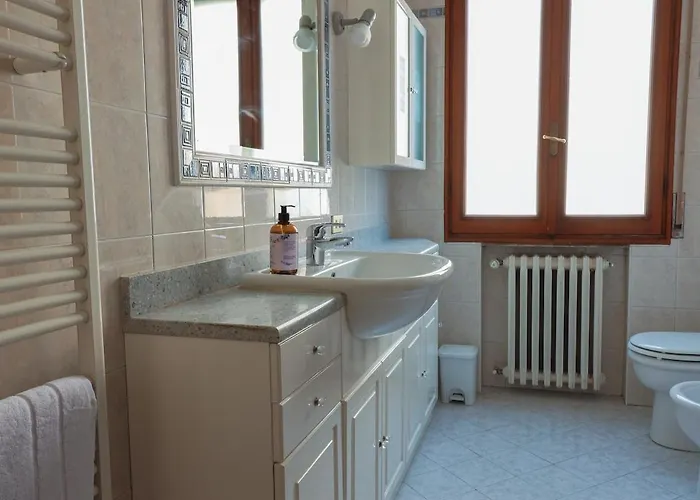 Vicino L'ospedale Con Parcheggio Gratuito Μόντενα