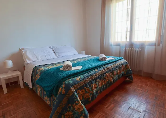 Vicino L'ospedale Con Parcheggio Gratuito Μόντενα