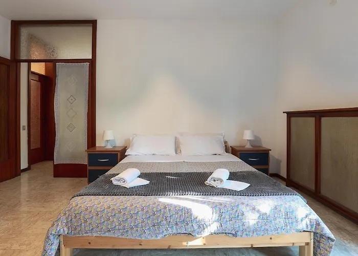 Vicino L'ospedale Con Parcheggio Gratuito Μόντενα