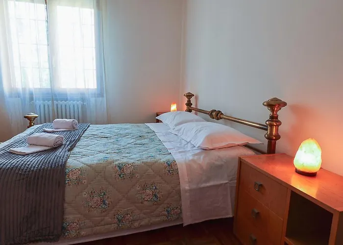 Vicino L'ospedale Con Parcheggio Gratuito Μόντενα